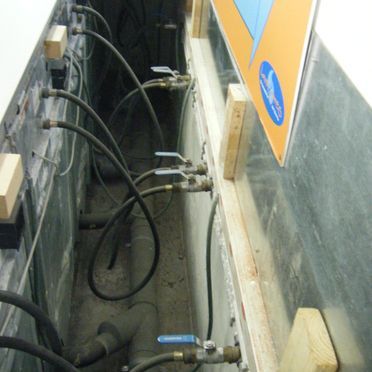 Un montón de tuberías están conectadas a una pared.