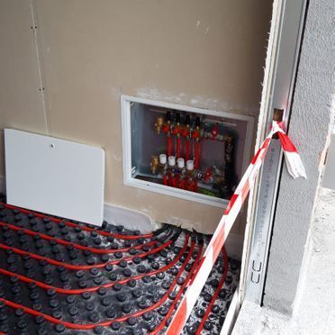 Una caja con tubos rojos saliendo de ella.