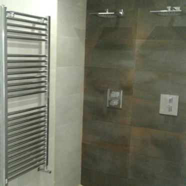 Un baño con toallero y ducha.