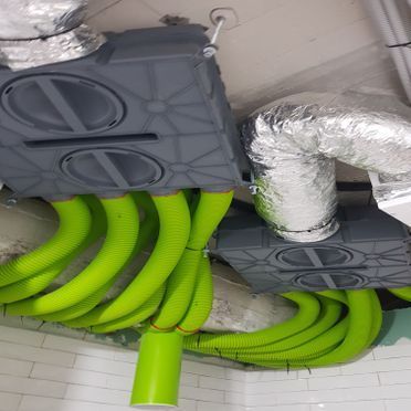 Un montón de tubos verdes cuelgan del techo.