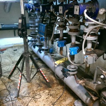 Un montón de tuberías están alineadas en una habitación.