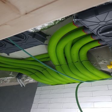 Un montón de tubos verdes cuelgan del techo.