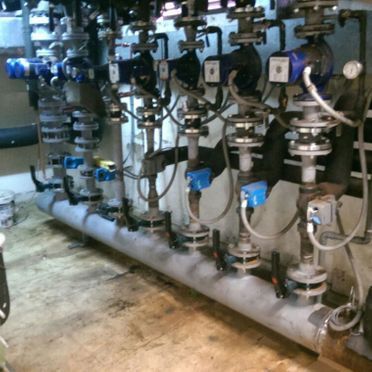 Un montón de tuberías y válvulas están alineadas en una habitación.