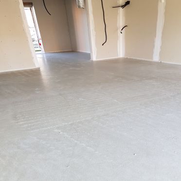 Una gran habitación vacía con suelo y paredes blancas.