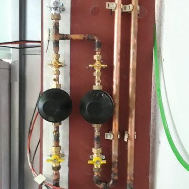 Un tubo de cobre con dos válvulas conectadas a él.