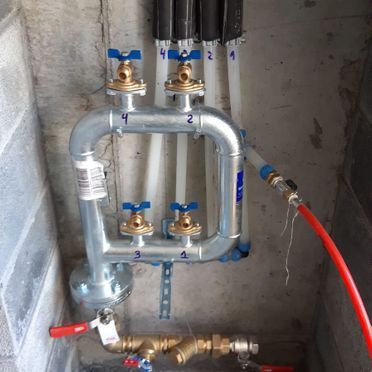 Un montón de tuberías están conectadas entre sí en una habitación.