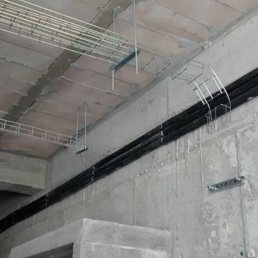 Un techo con un montón de cables colgando de él.