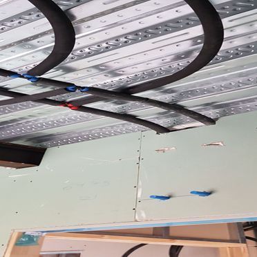 Un primer plano de un techo con tuberías colgando de él.