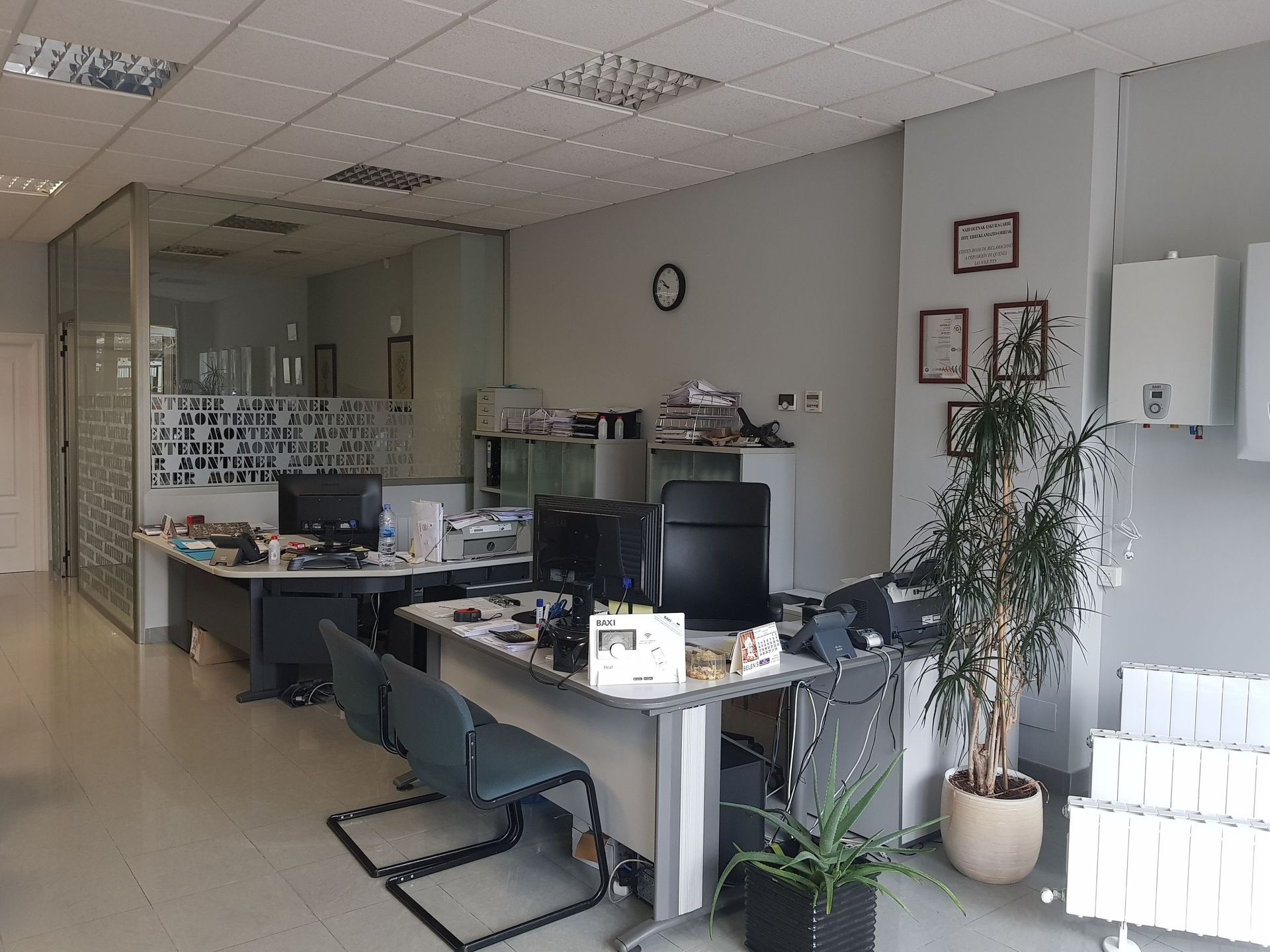 Una oficina grande con muchos escritorios y sillas.