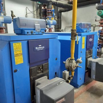 Una caldera azul con la palabra buderus escrita en ella