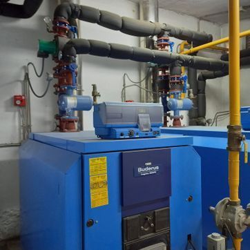 Una caldera azul con la palabra buderva escrita en ella