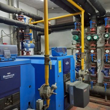 Una caldera azul con la palabra buderus en ella