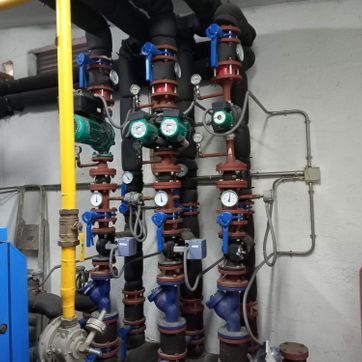 Un montón de tuberías y válvulas en una habitación.