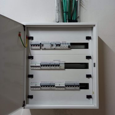 Una caja blanca con mucho equipo eléctrico dentro.