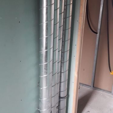 Un montón de tubos de metal están conectados entre sí en una habitación.