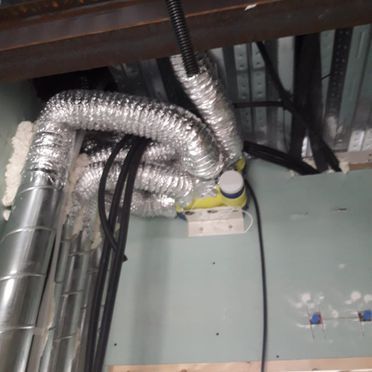 Un montón de cables cuelgan del techo