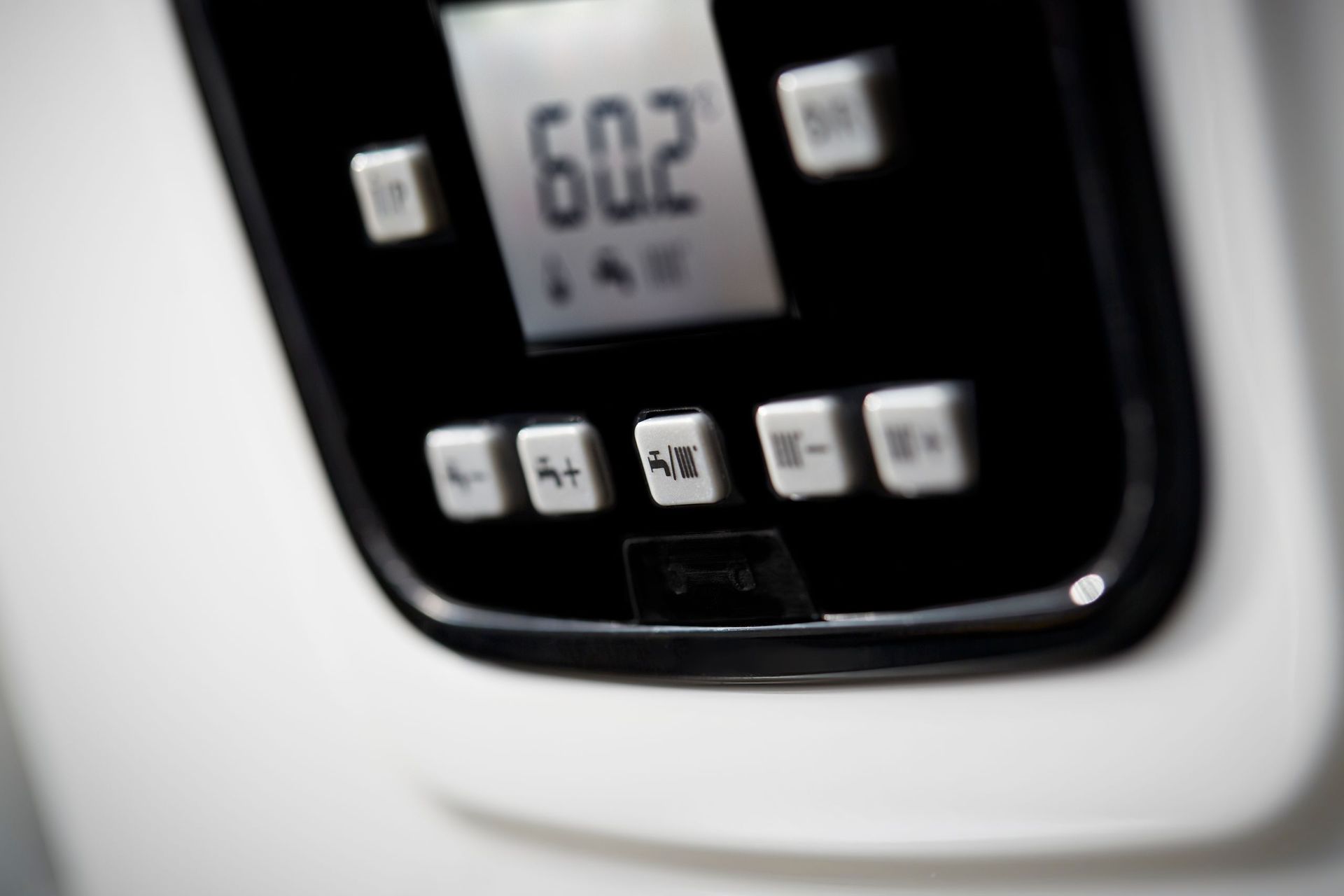 Un primer plano de un termostato con el número 602.