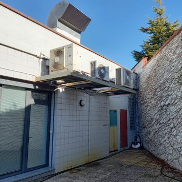 Un edificio con muchos aparatos de aire acondicionado.