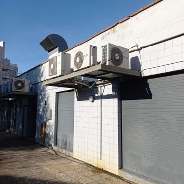 Un edificio con muchos aparatos de aire acondicionado.