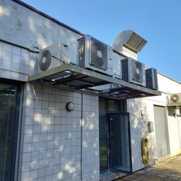 Un edificio con muchos aparatos de aire acondicionado.