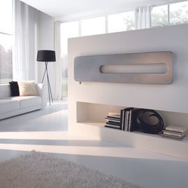 Una sala de estar con chimenea y un sofá.