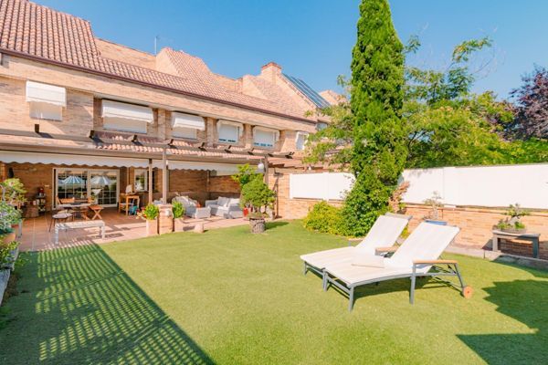 Una sala de estar llena de muebles y un televisor de pantalla plana.