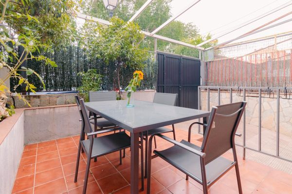 Una barbería está situada en el lateral de un edificio.