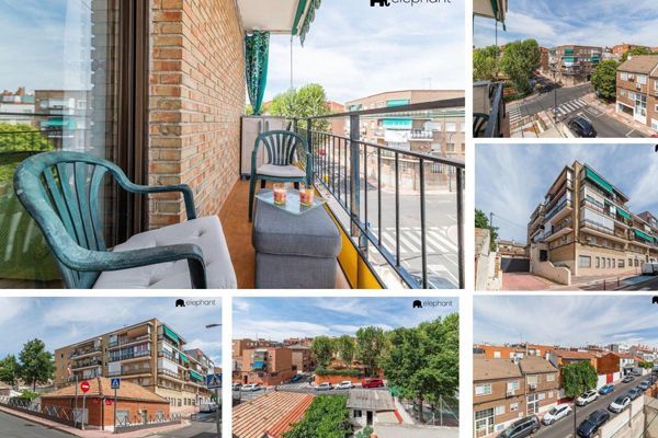 Una sala de estar con un sofá y un televisor de pantalla plana.