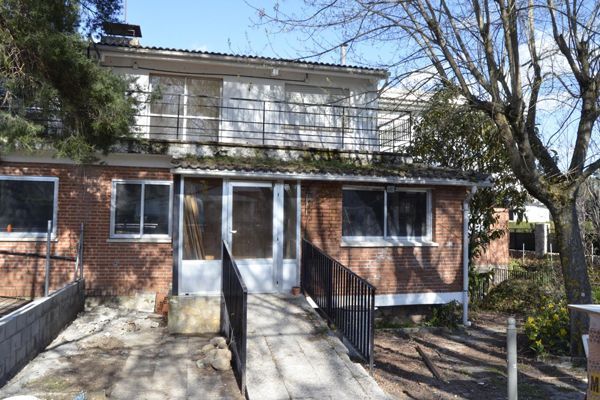 Una sala de estar llena de muebles y un televisor de pantalla plana.