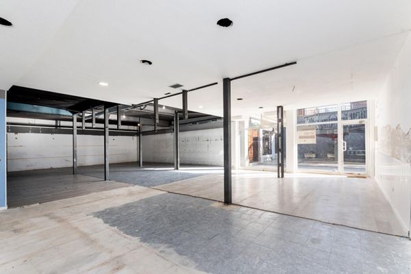 Una barbería está situada en el lateral de un edificio.