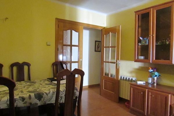 Una sala de estar con un sofá y un televisor de pantalla plana.