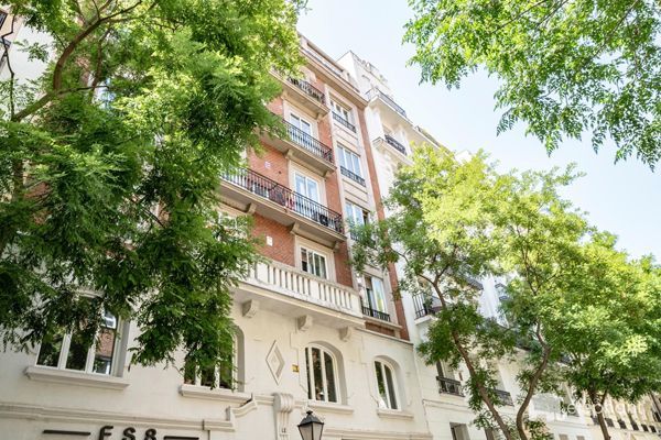 Una sala de estar llena de muebles y un televisor de pantalla plana.