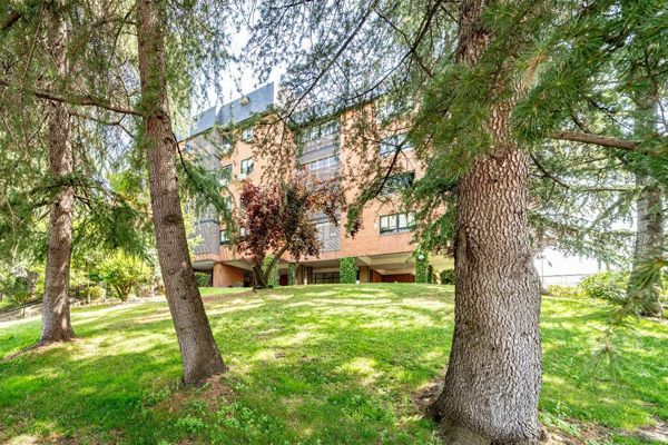 Una barbería está situada en el lateral de un edificio.