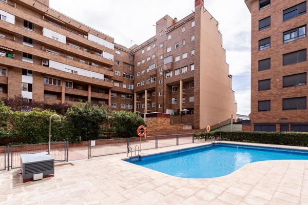 Una sala de estar con un sofá y un televisor de pantalla plana.