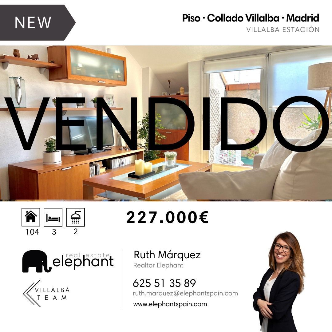 Una mujer está parada frente a una sala de estar que ha sido vendida.