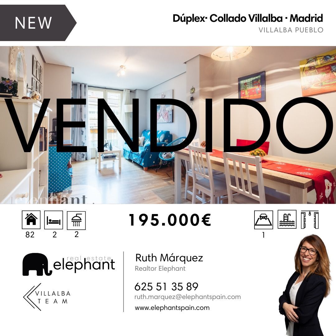 Una mujer está parada frente a una sala de estar con una mesa y sillas.