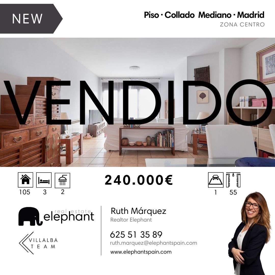 Una mujer está parada frente a un cartel que dice vendido