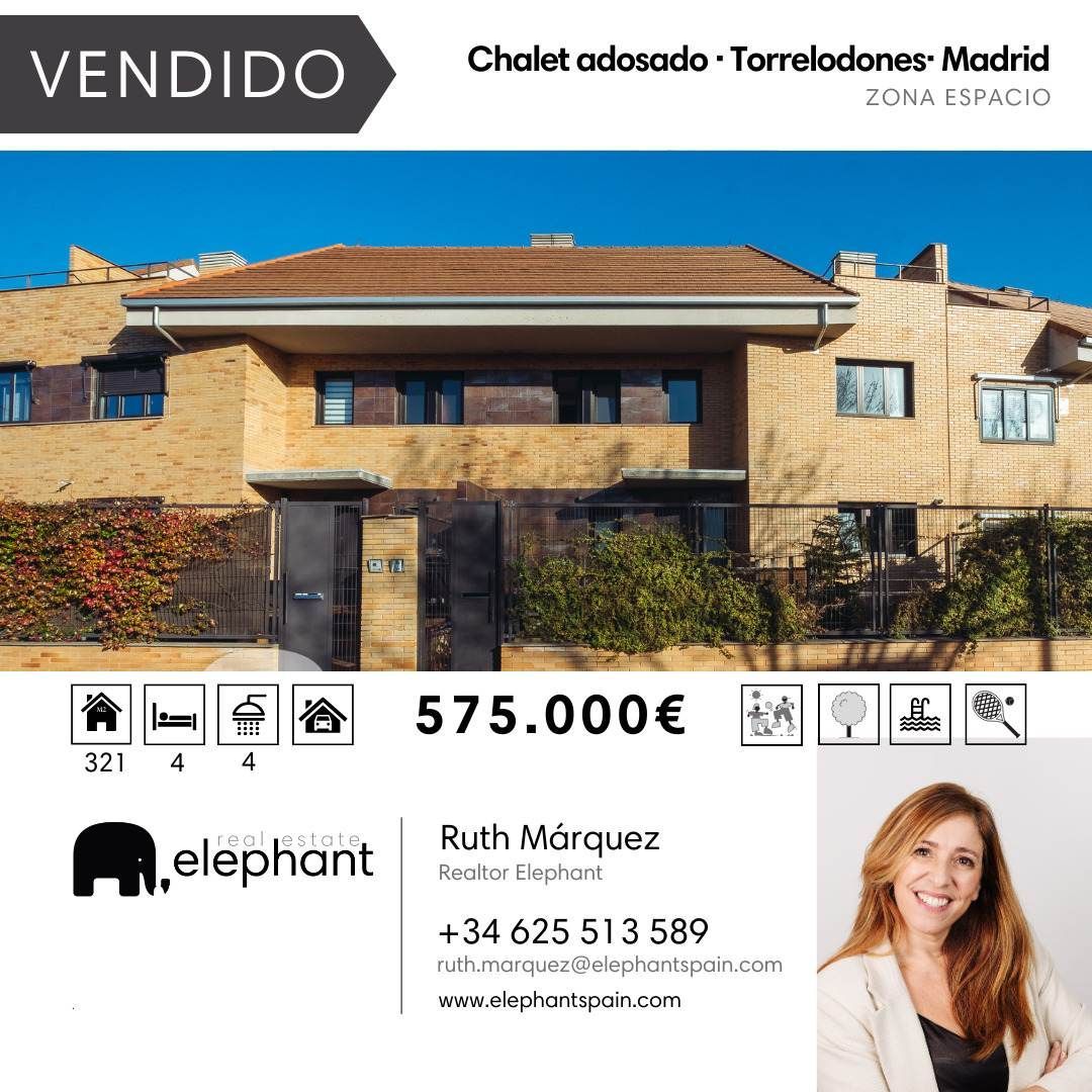 Una mujer está parada frente a una casa que está en venta.