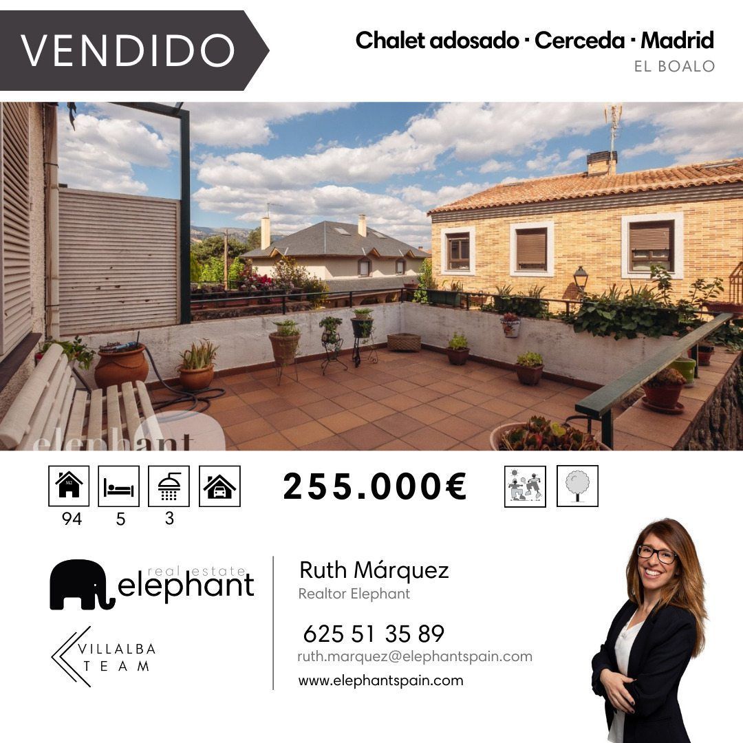 Una mujer está parada frente a una casa que está en venta.