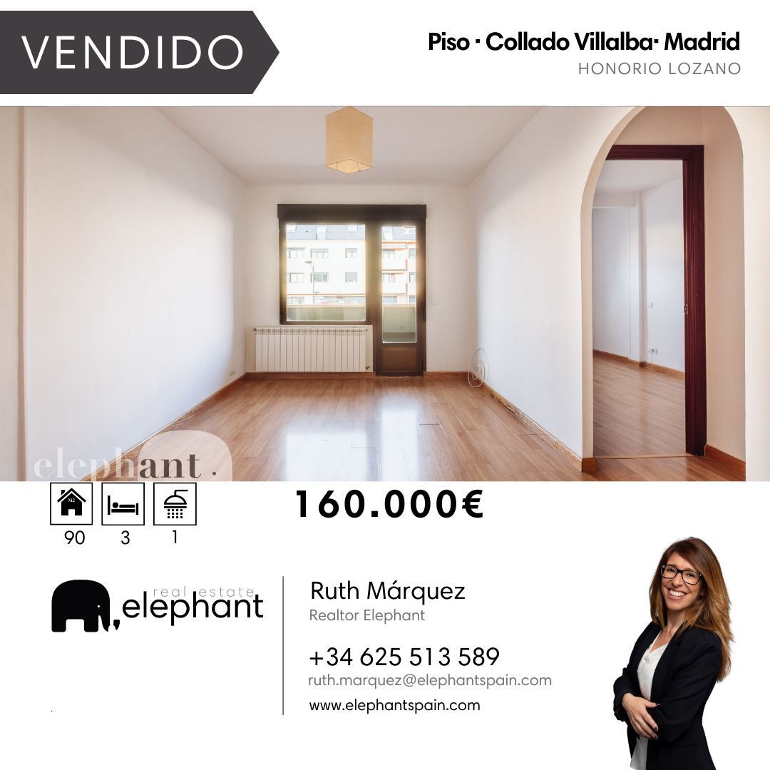 Una mujer está parada frente a una habitación que está en venta.