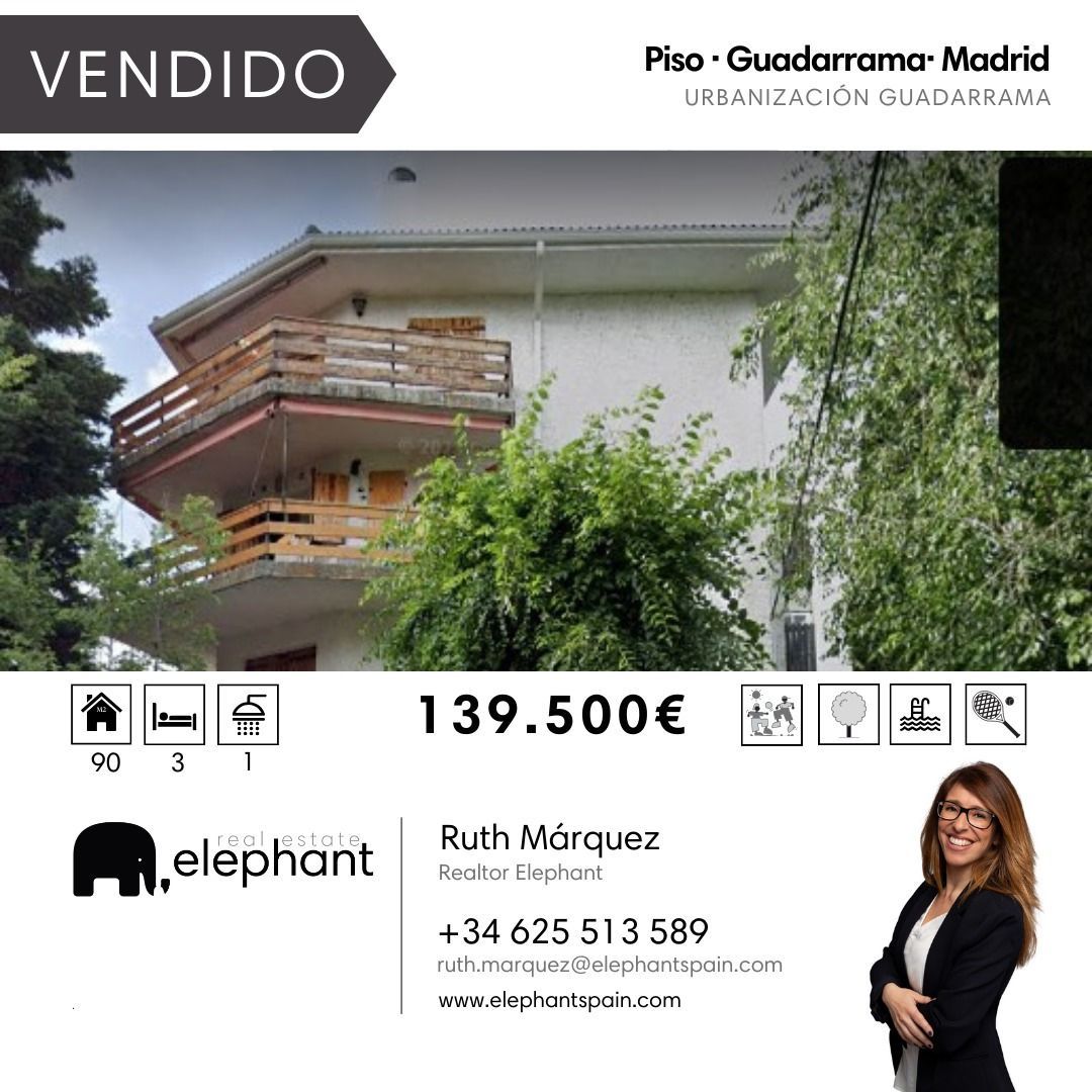 Una mujer está parada frente a una casa que está en venta.