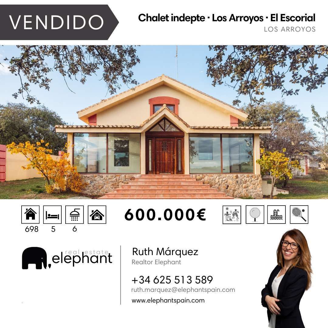 Una mujer está parada frente a una casa que está en venta.