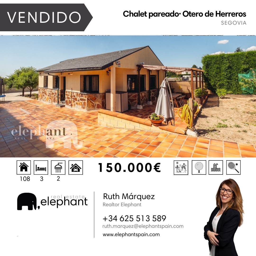 Una mujer está parada frente a una casa que está en venta.