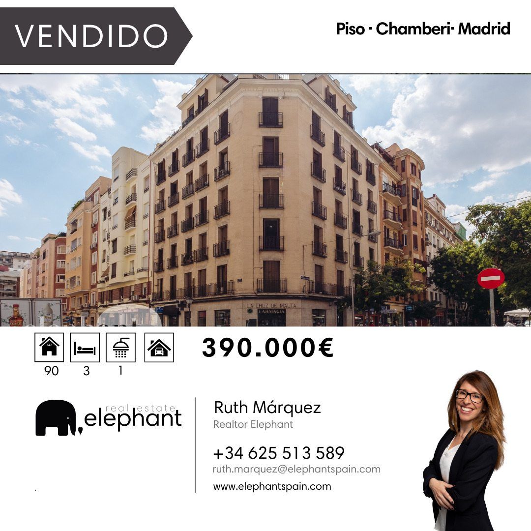 Una mujer está parada frente a un edificio que está en venta.