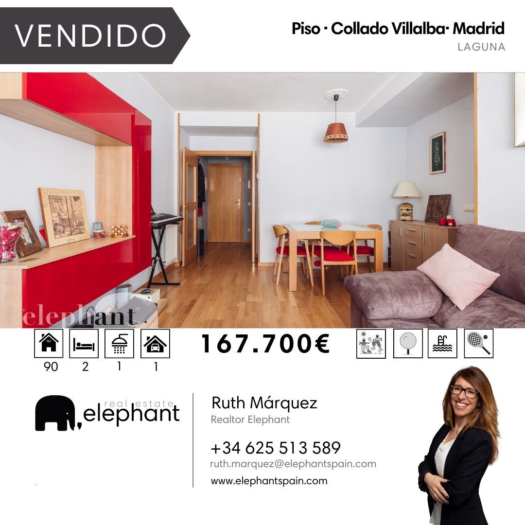 Una mujer está parada frente a una sala de estar que está en venta.