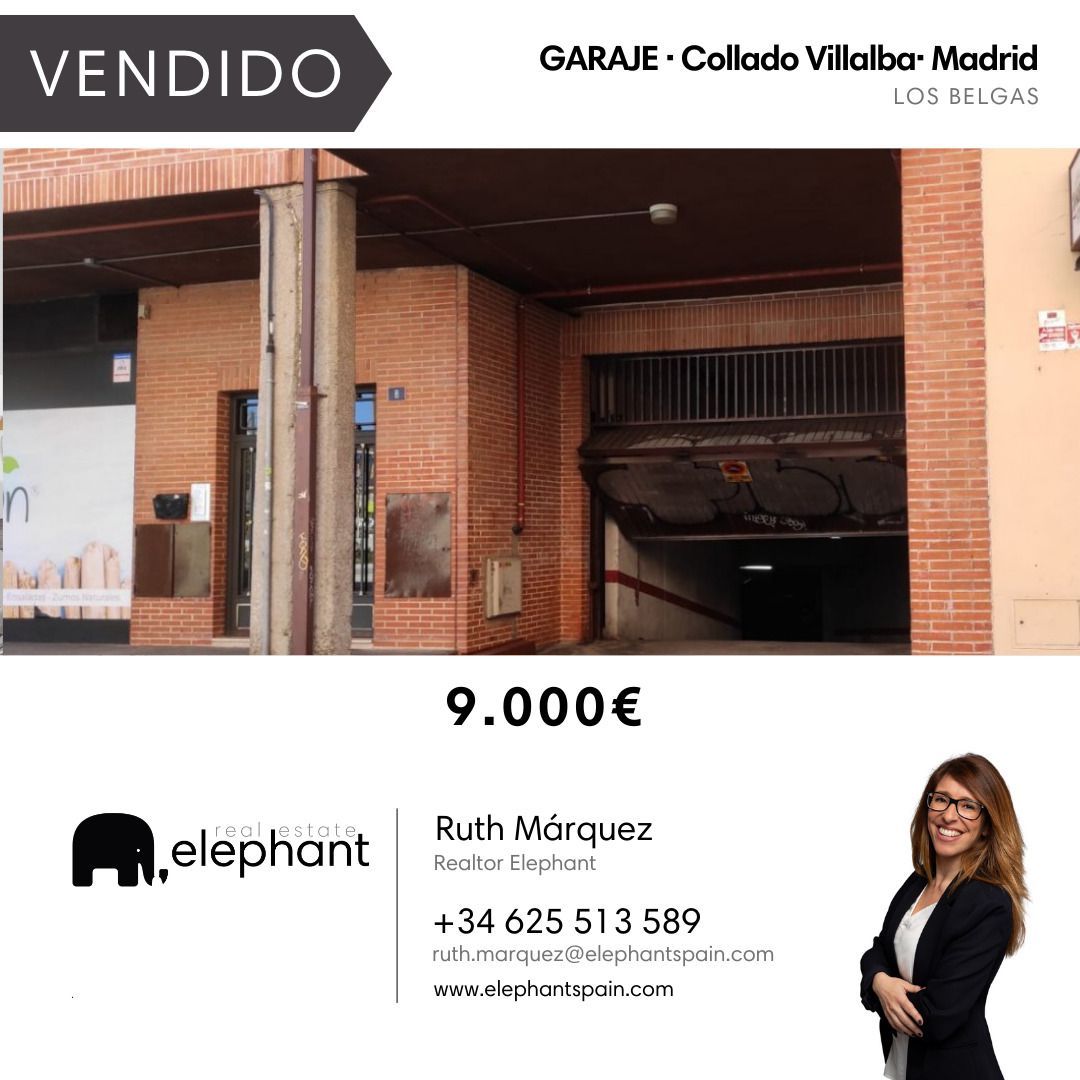 Una mujer está parada frente a un garaje que está en venta.