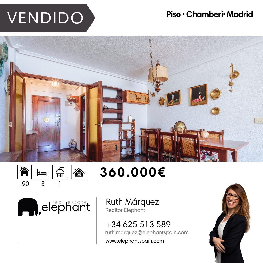 Una mujer está parada frente a una foto de una casa en venta.