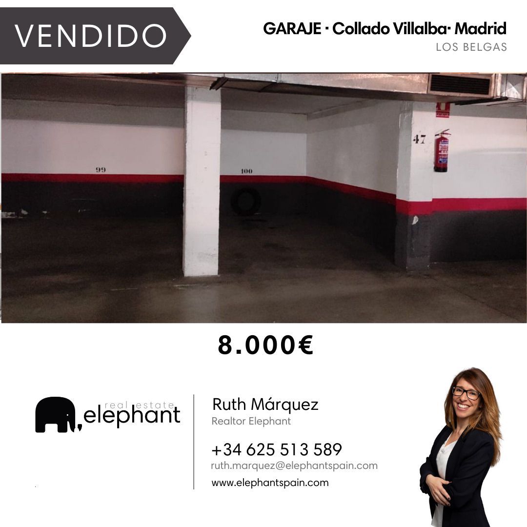 Una mujer está parada frente a un garaje que se ha vendido por 8.000 euros.