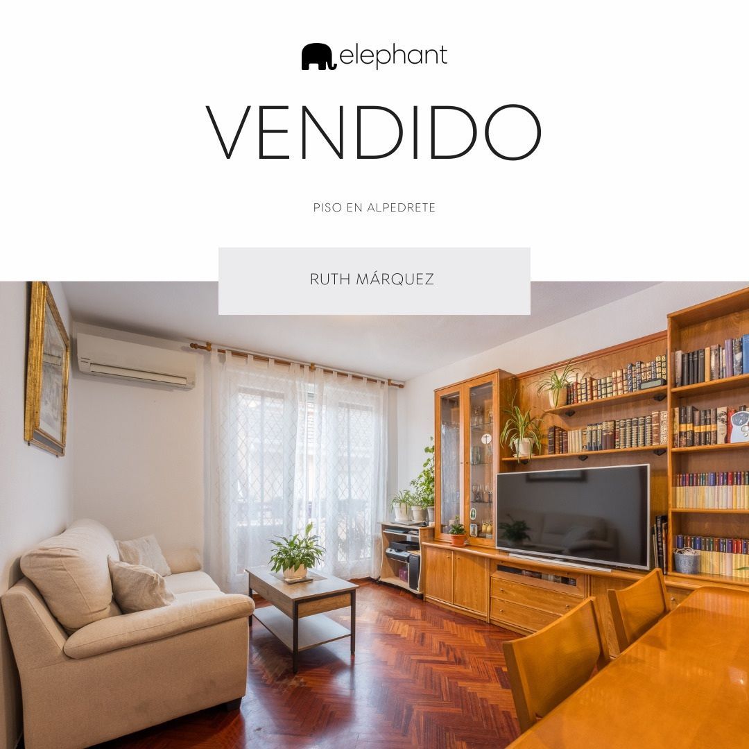 Una sala de estar con un sofá, una mesa y un televisor.