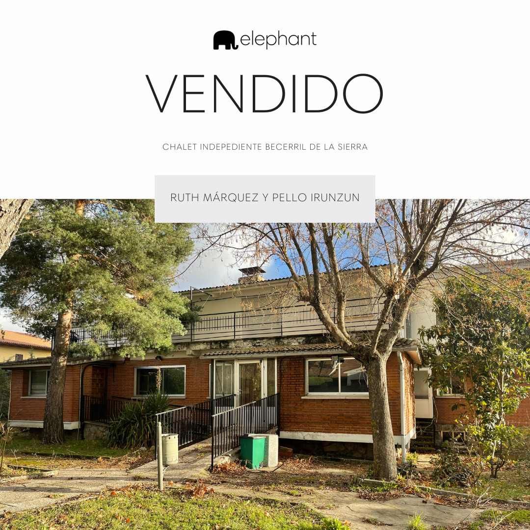 Una foto de una casa en venta con un árbol delante de ella.